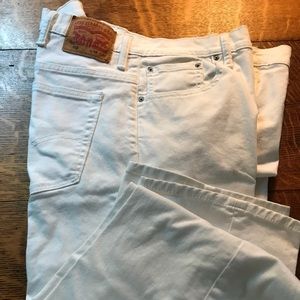 Men’s White Levi’s. No stains!! 38x32